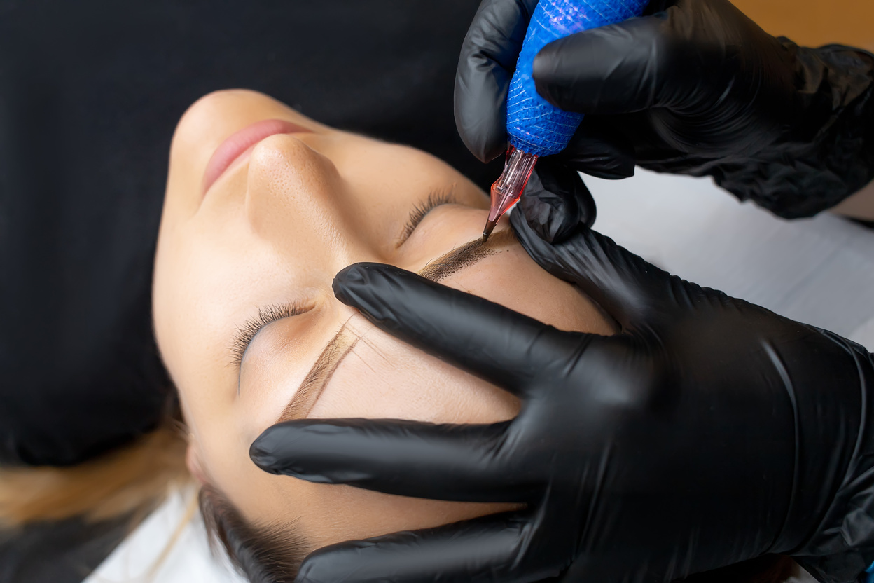 Eyebrow tattoo procedure with a permanent makeup machine